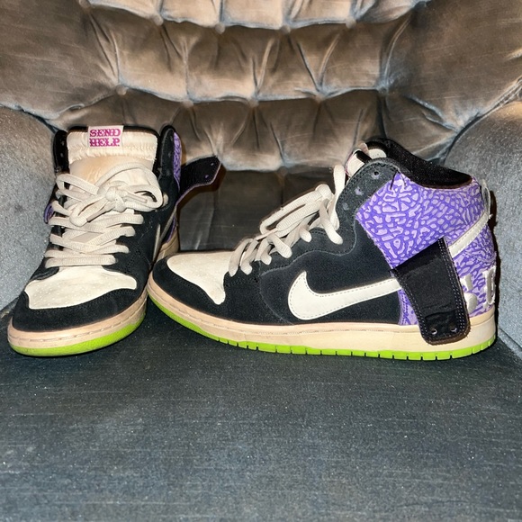 Nike “Send Help” Dunk’s - Picture 3 of 10